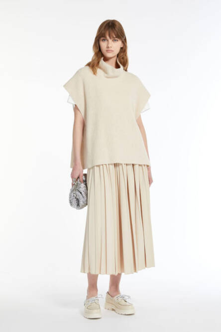 Monochrome-dressing-with-Maxmara-Weekend-cream-pleated-skirt